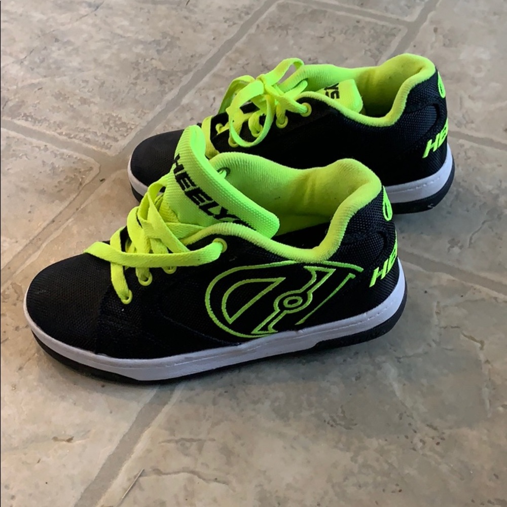 Kids size 4 Heelys like new!!!